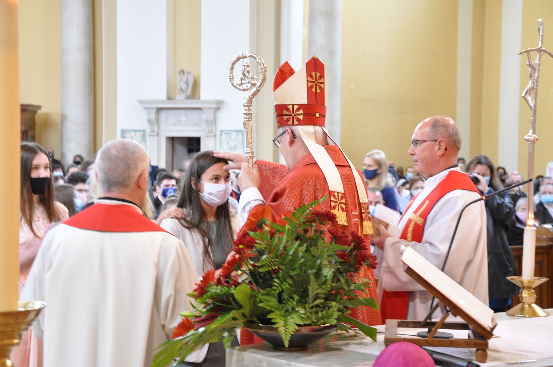 Fehérvári plébániákról érkező fiatalokat bérmált Spányi Antal püspök pünkösd vasárnapján